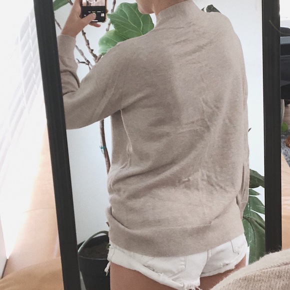 GAP beige v neck sweater - Picture 8 of 8